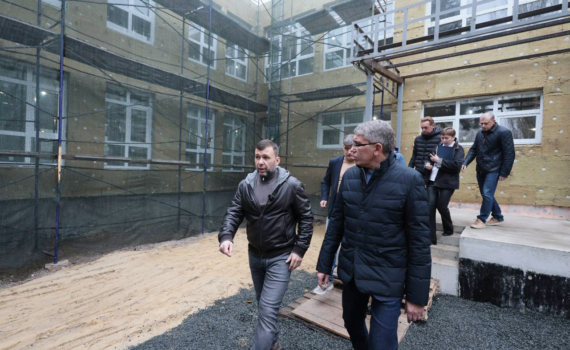 Миляев проинспектировал ход строительства и ремонта соцобъектов в Мариуполе