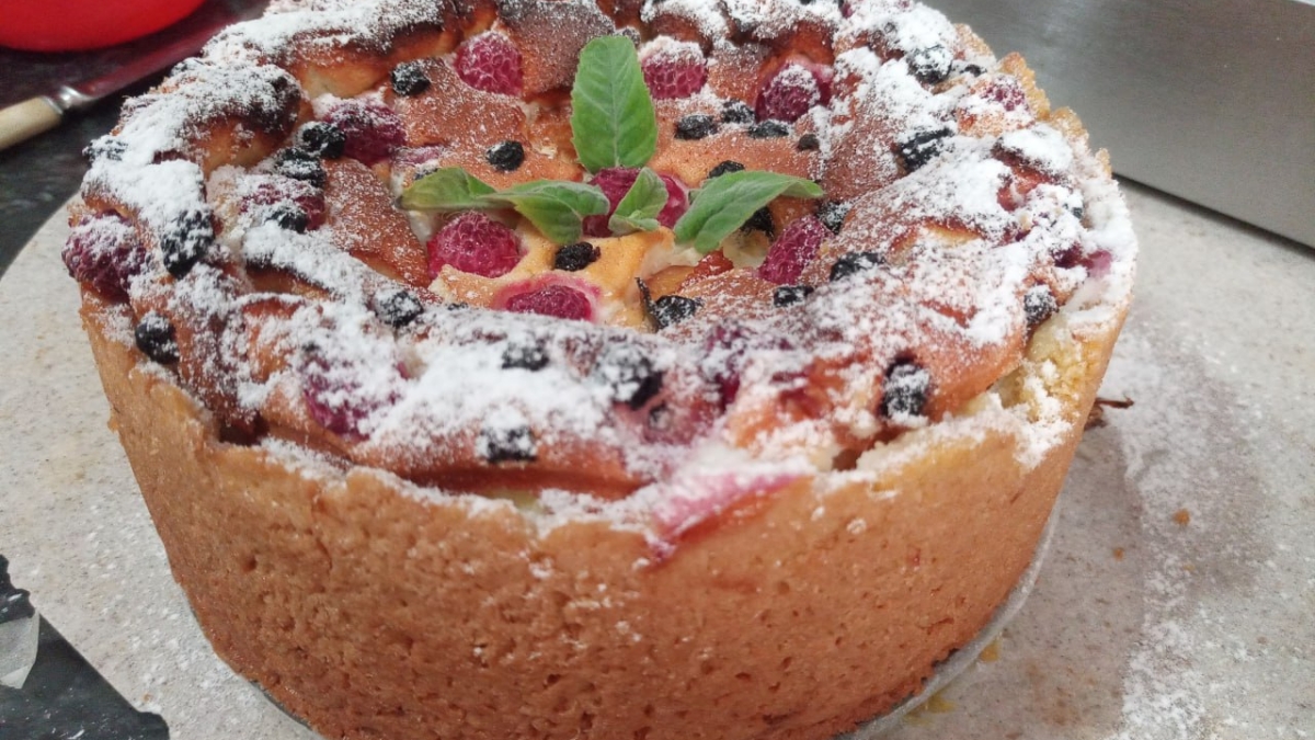 Пирог на минералке: любимые ягоды и нежная начинка — на раз-два-три ИА SM.News