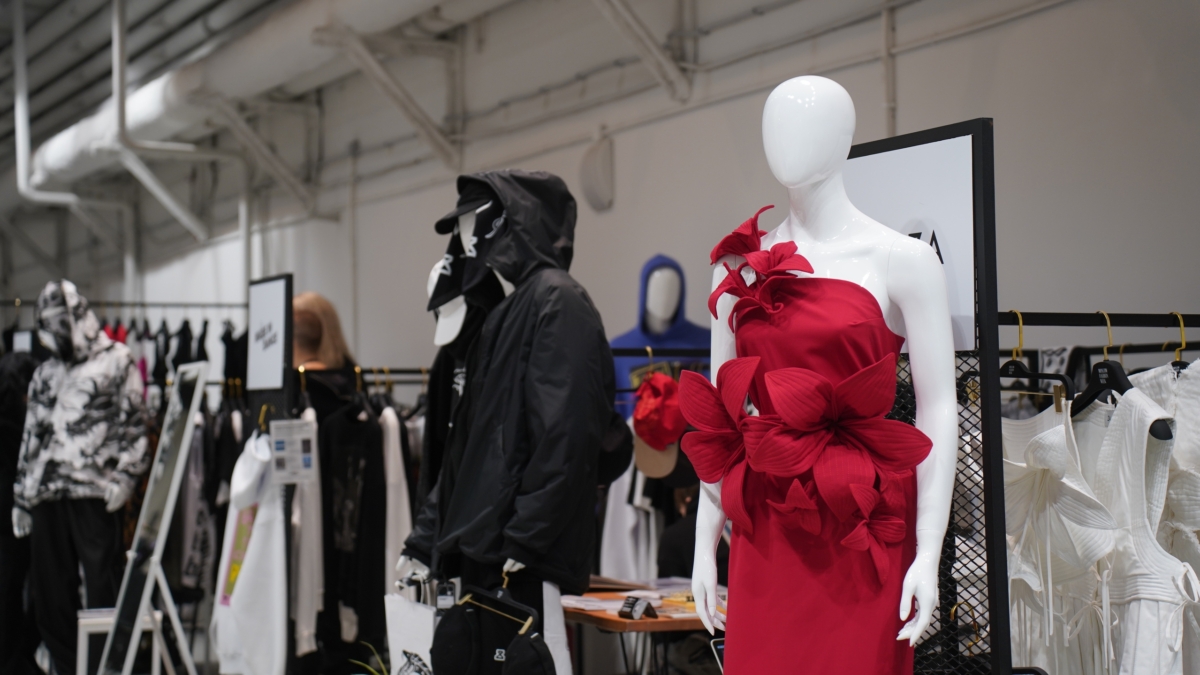 Новогодние тренды 2025/2026: элегантность в оттенках вина и рубина – как составить образ Светлана Мулыкина