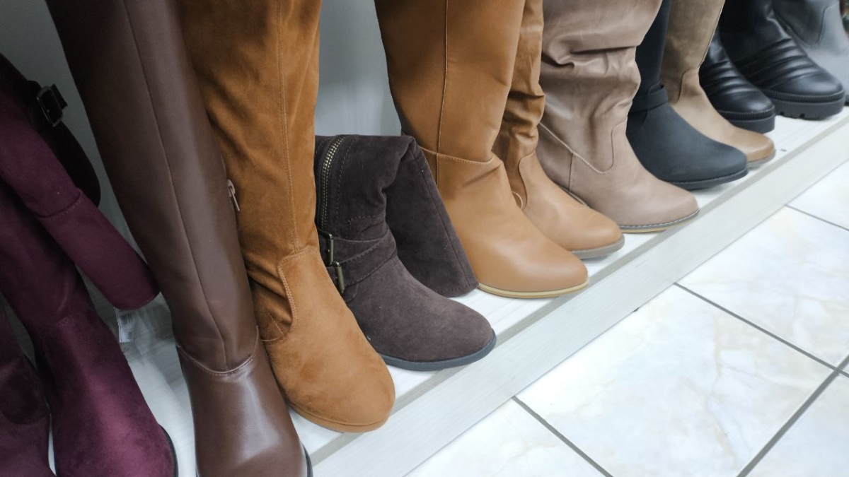 Острые носы, яркие цвета, любой каблук: как выбрать модные сапоги-трубы в сезоне 2025-2026 ИА SM.News