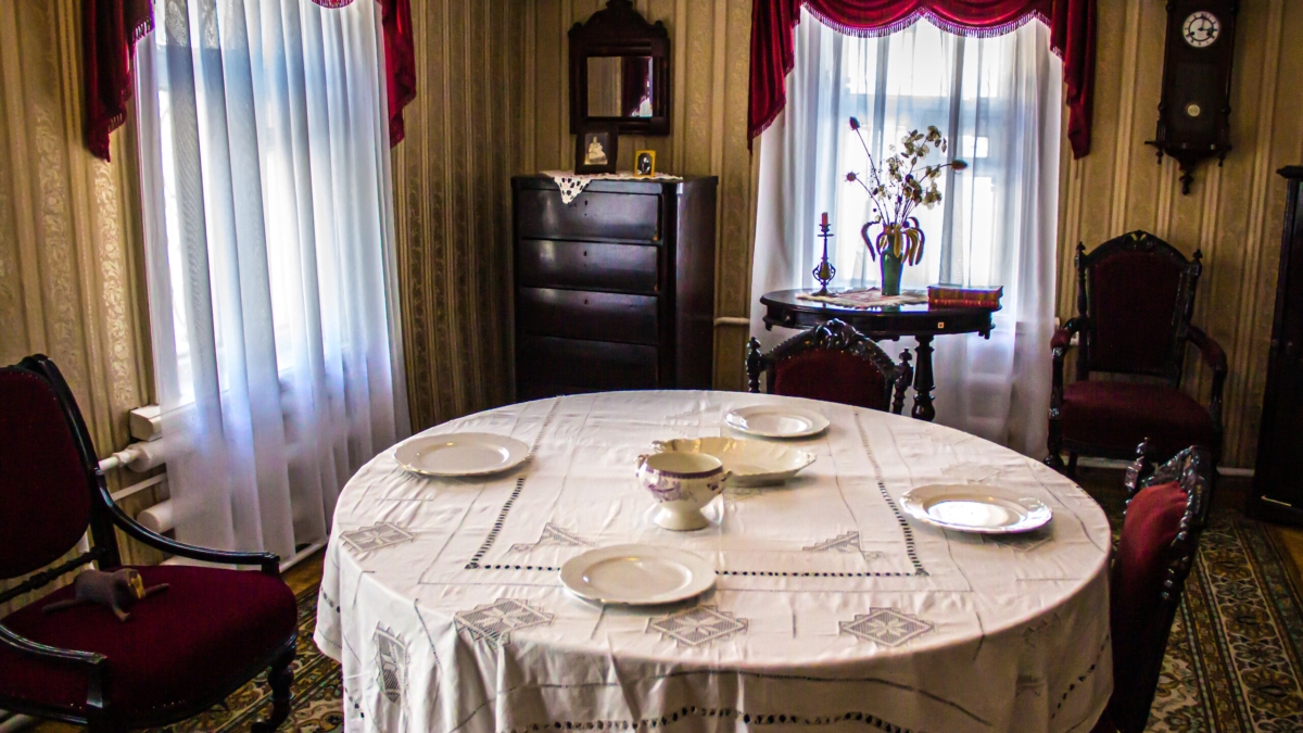 Гости на пороге, а скатерть в пятнах? Как привести в порядок к празднику — срочный план без химии ИА SM-News