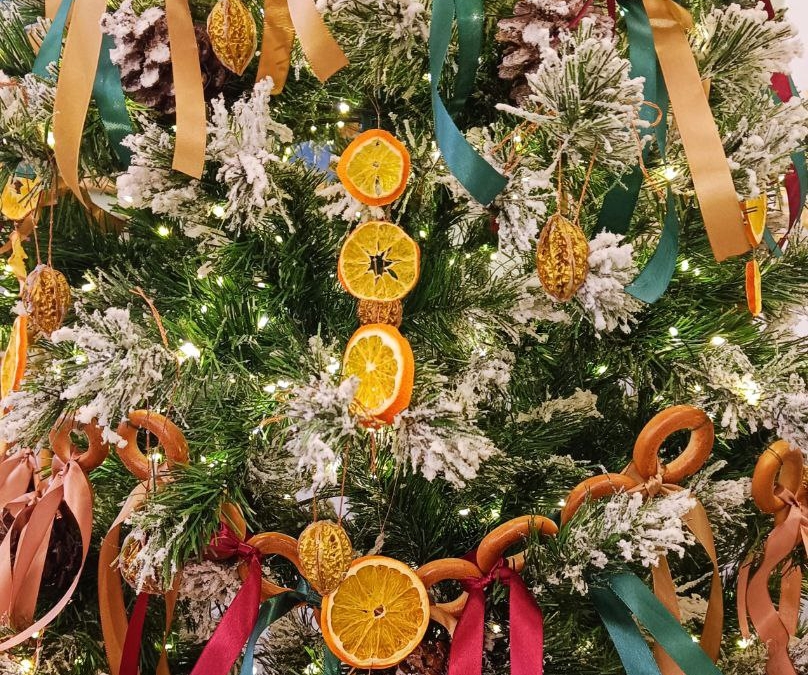 Новый тренд новогодней ёлки — шары и мишура устарели: теперь, в моде символ праздника с историей ИА SM-News