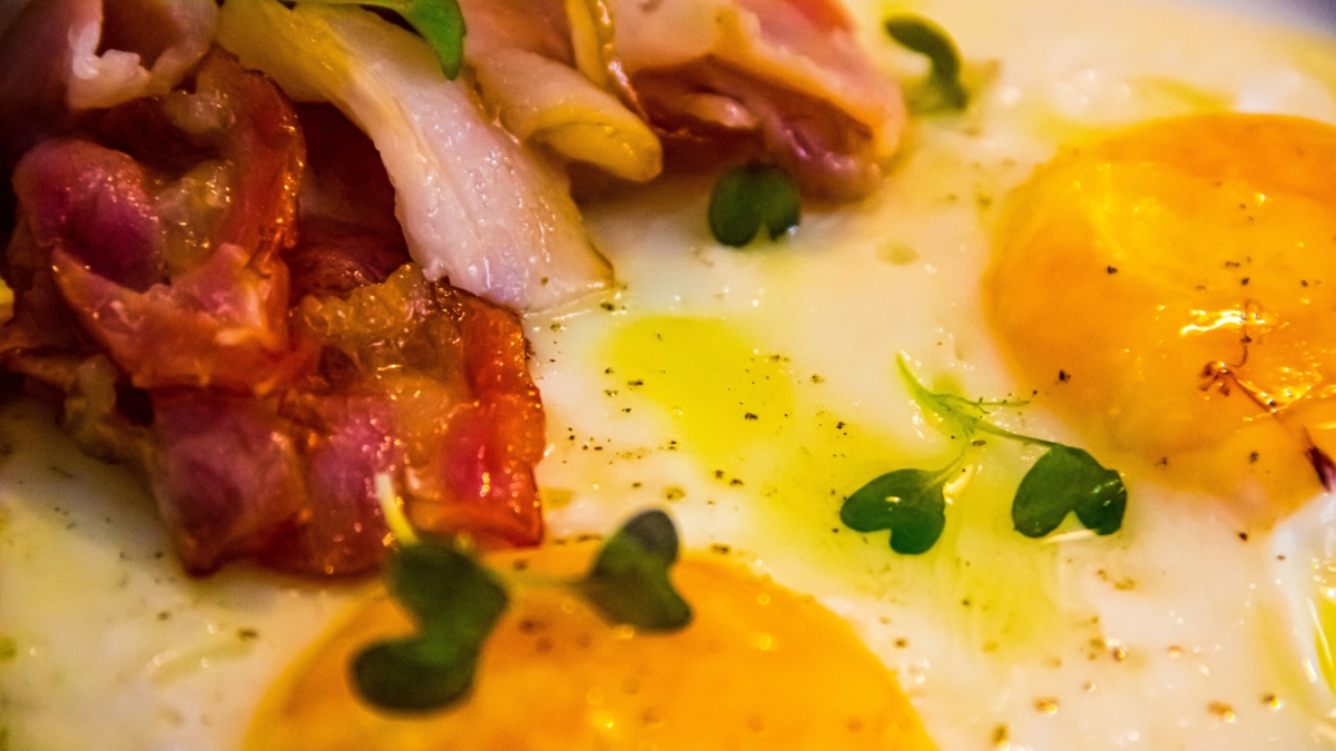 Жидкий желток, хрустящий край: как приготовить яичницу, от которой не оторваться ИА SM-News