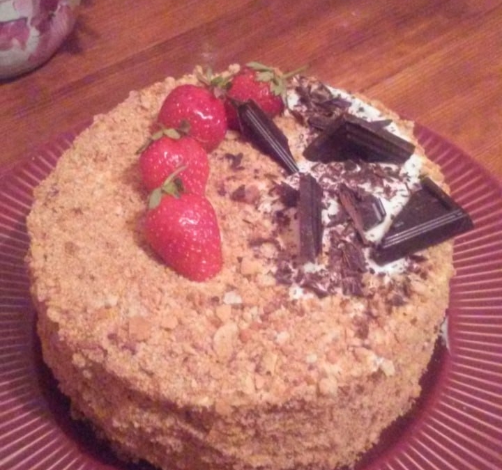 Торт, который тает во рту: медовый бисквит, творожный крем и гранат — идея для праздника ИА SM.News