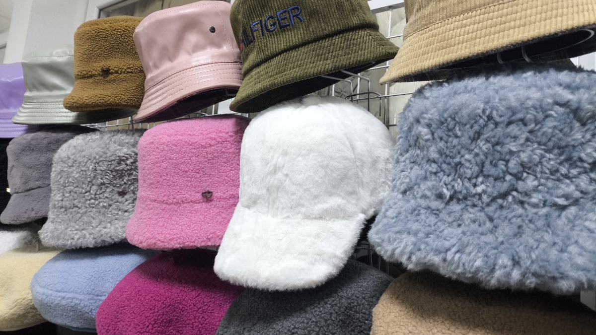 Идеальная шапка — та, что не хочется поправлять: 5 правил удачной примерки для женщин 50+ ИА SM.News