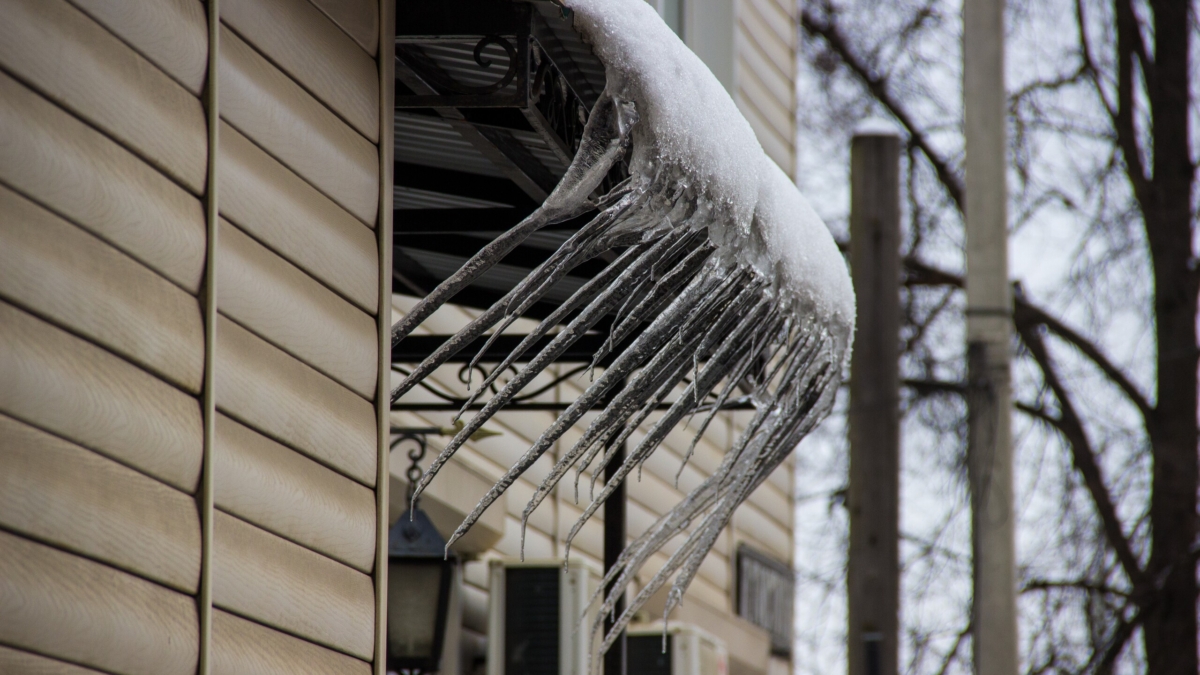 Снег на крыше и опасные сосульки: тихая угроза или управляемая задача? Вот кто отвечает за это ИА SM-News