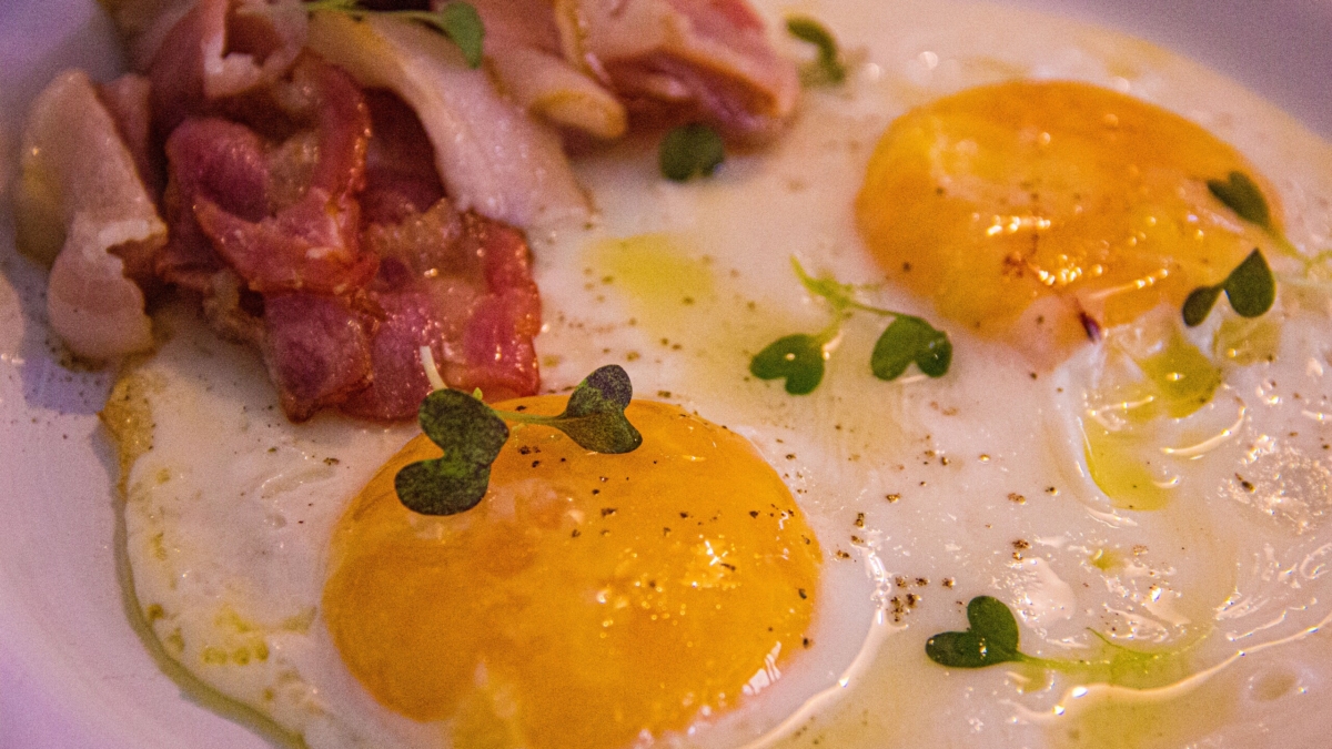 Забудьте всё, что знали: как на самом деле нужно жарить яичницу, чтобы не была резиной — 5 правил ИА SM-News