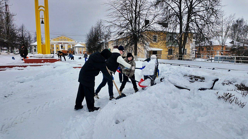Критиков всегда хватает, а участникам снежный субботник пришелся по душе, заявил Дмитрий Миляев: туляки убирали снег, общались, получили физнагрузку
