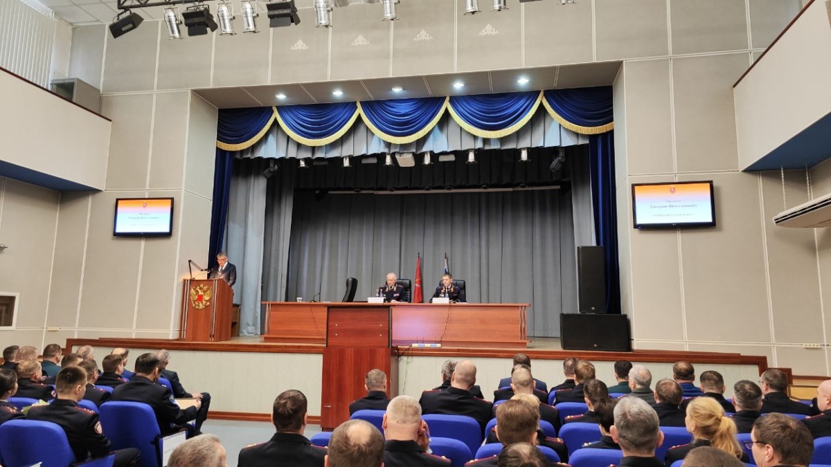 Молодые офицеры полиции усилят кадровый состав тульской полиции на селе, заявил на коллегии УМВД Дмитрий Миляев ИА SM.News