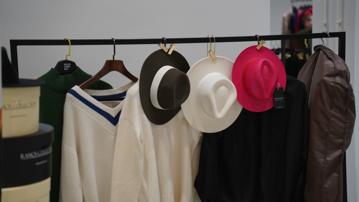 Не оверсайз, а вот что: 3 фасона свитеров 2026, которые не добавят полноты после 45 Светлана Мулыкина