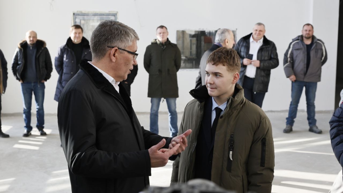 Есть не у каждого: Миляев презентовал юному тульскому активисту персональную каску Минстроя