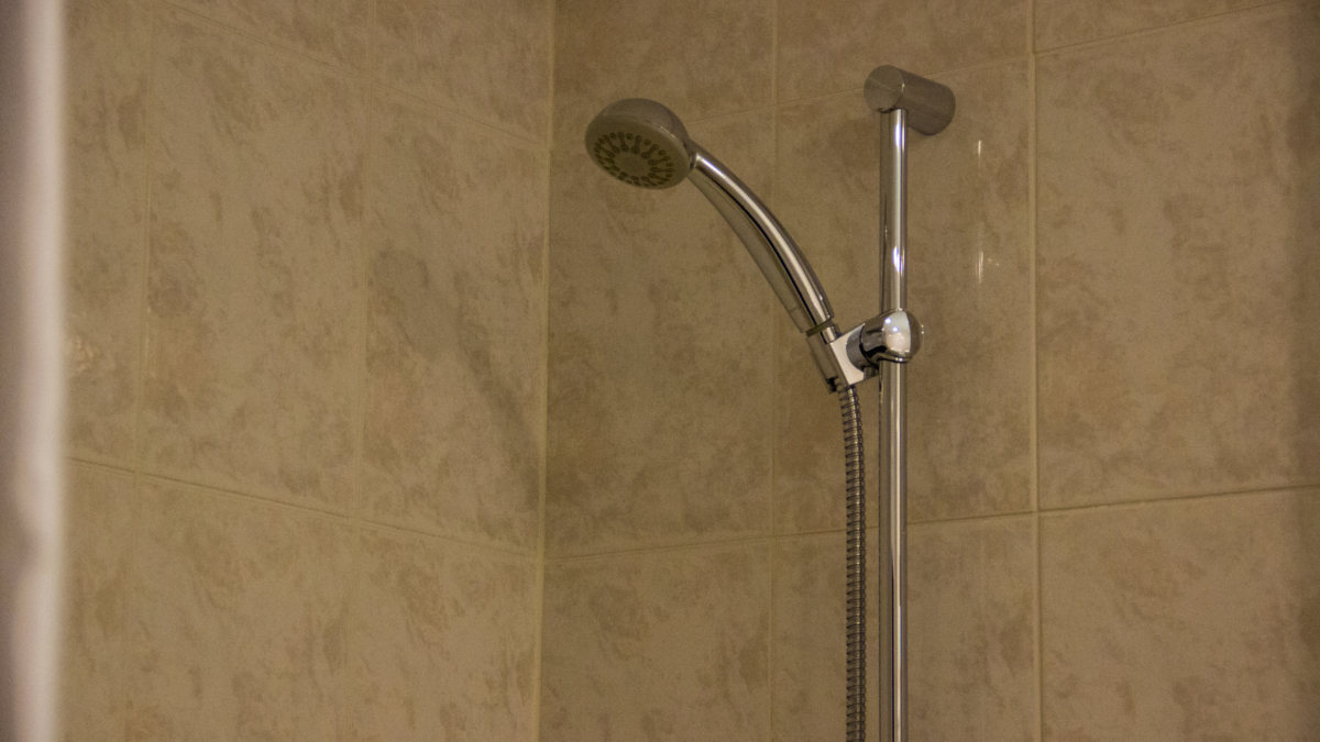 Всего 10 минут — и лейка как новая: гениально простой способ вернуть напор воды в душе ИА SM-News