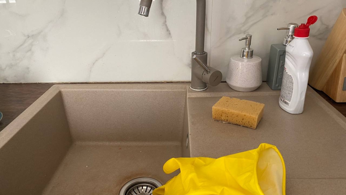 Что грязнее: посуда или то, чем её моют? Объективные плюсы и минусы щёток и губок — научный вердикт ИА SM-News