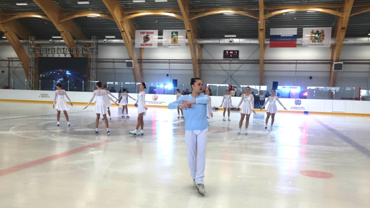 Томский губернатор открыл круглогодичный ледовый корт в Асине