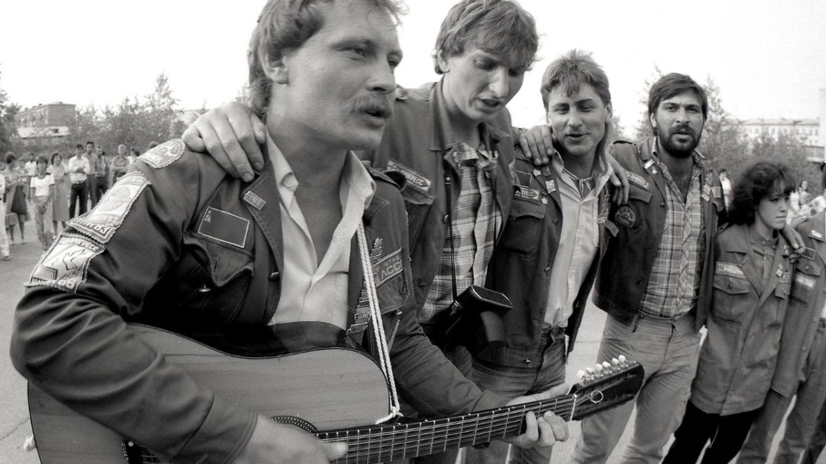 Губернатор Мазур поздравил с праздником Российские студенческие отряды