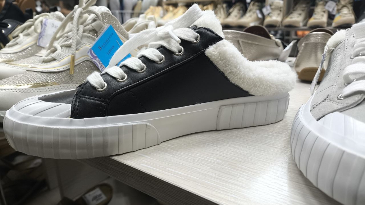 Дизайнеры убрали задник: тренд весна-лето 2026 — кеды с открытой пяткой захватили подиумы и улицы ИА SM-News