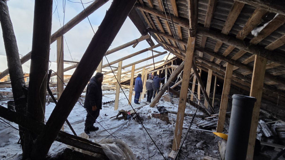 Аномальный снегопад обрушил часть кровли Myslo