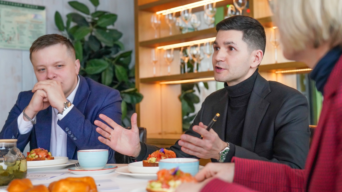 Дмитрий Синяев собрал на политический бранч в Туле представителей ЕР, СР,