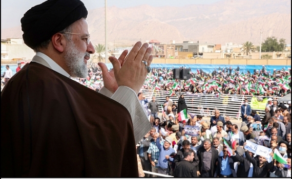 Хаменеи продолжал политику Хомейни, годами игнорируя экономические проблемы страны Хаменеи продолжал политику Хомейни, годами игнорируя экономические проблемы страны