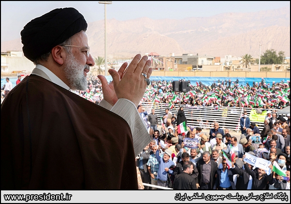 Хаменеи продолжал политику Хомейни, годами игнорируя экономические проблемы страны Официальный сайт президента Ирана, president.ir