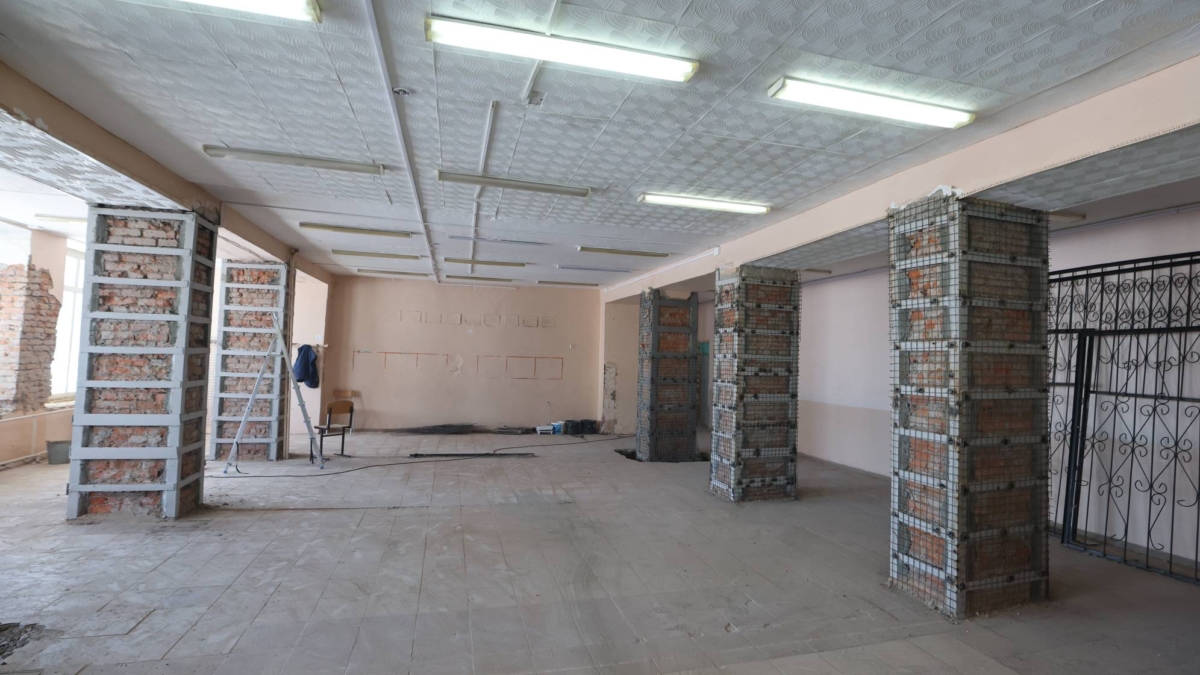 Губернатор Владимир Мазур проверил ход капремонта Парабельской школы по нацпроекту