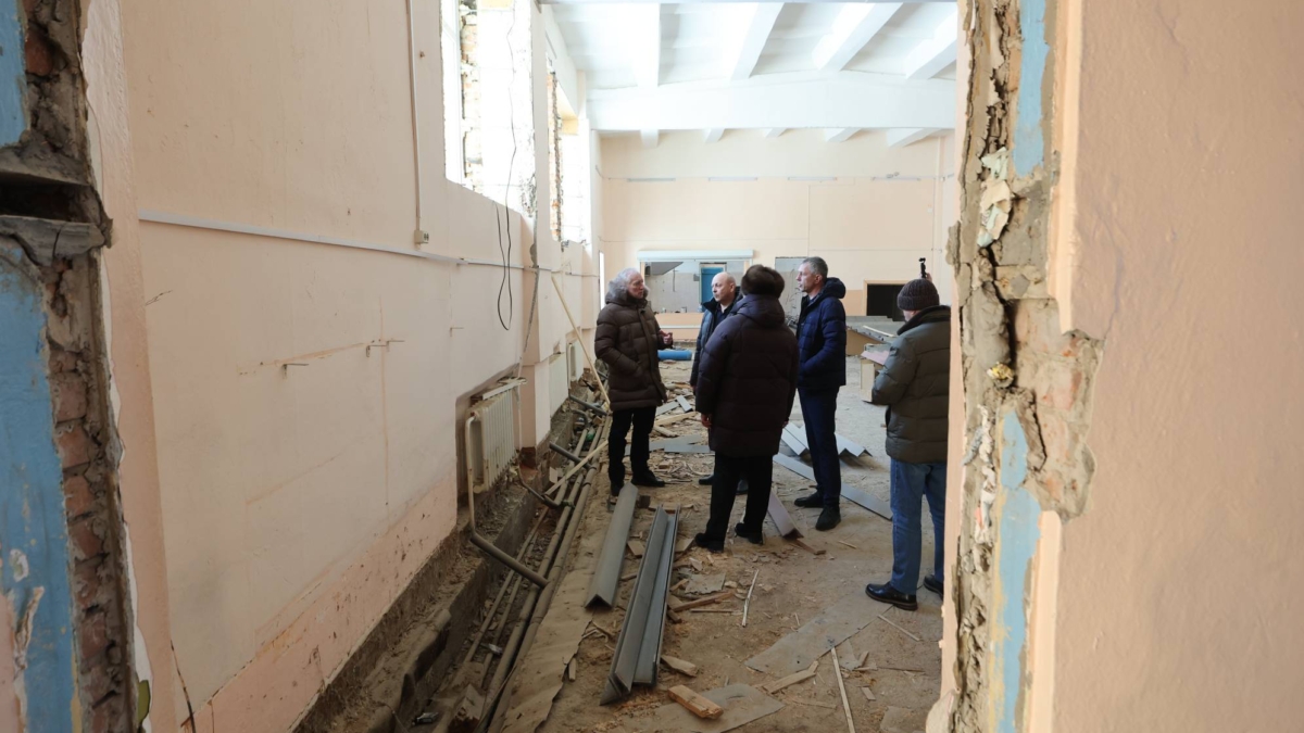 Губернатор Владимир Мазур проверил ход капремонта Парабельской школы по нацпроекту