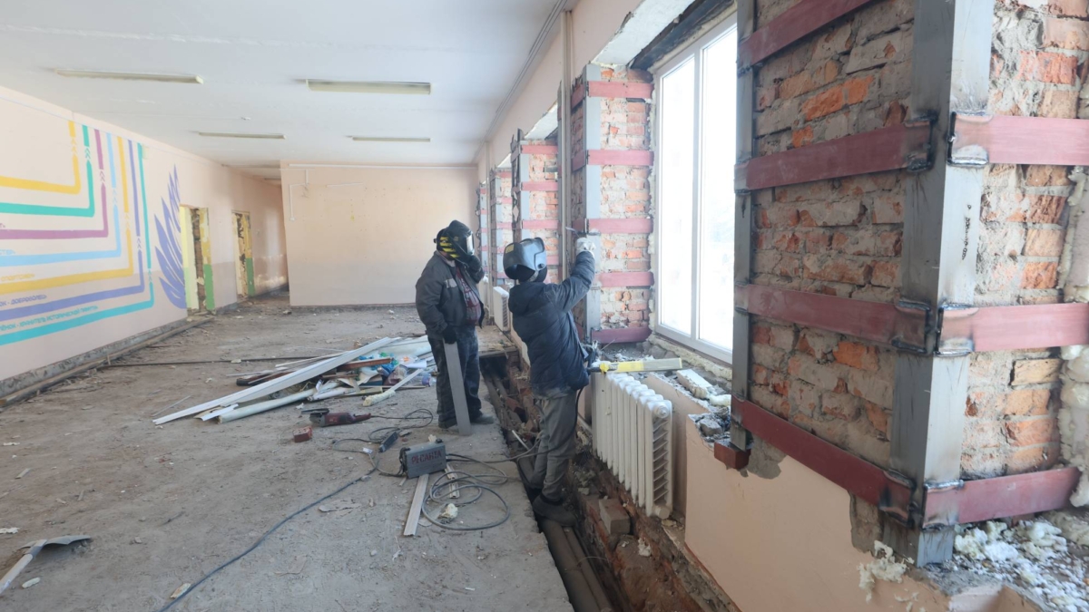 Губернатор Владимир Мазур проверил ход капремонта Парабельской школы по нацпроекту