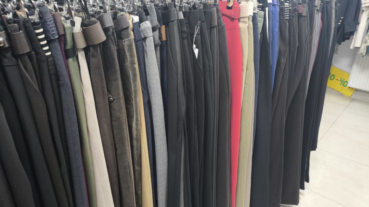 Почему стилисты советуют эти джинсы весной 2026: секрет универсального оттенка ИА SM.News