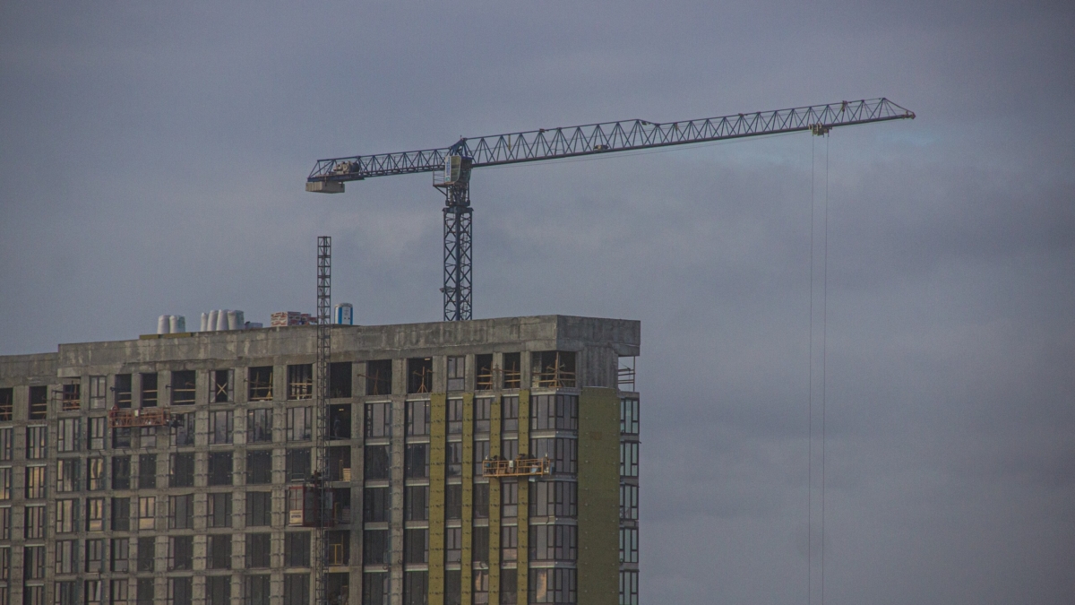 Застройщики МКД добиваются от клиентов согласия на перенос сроков сдачи дома, заявил эксперт ИА SM-News