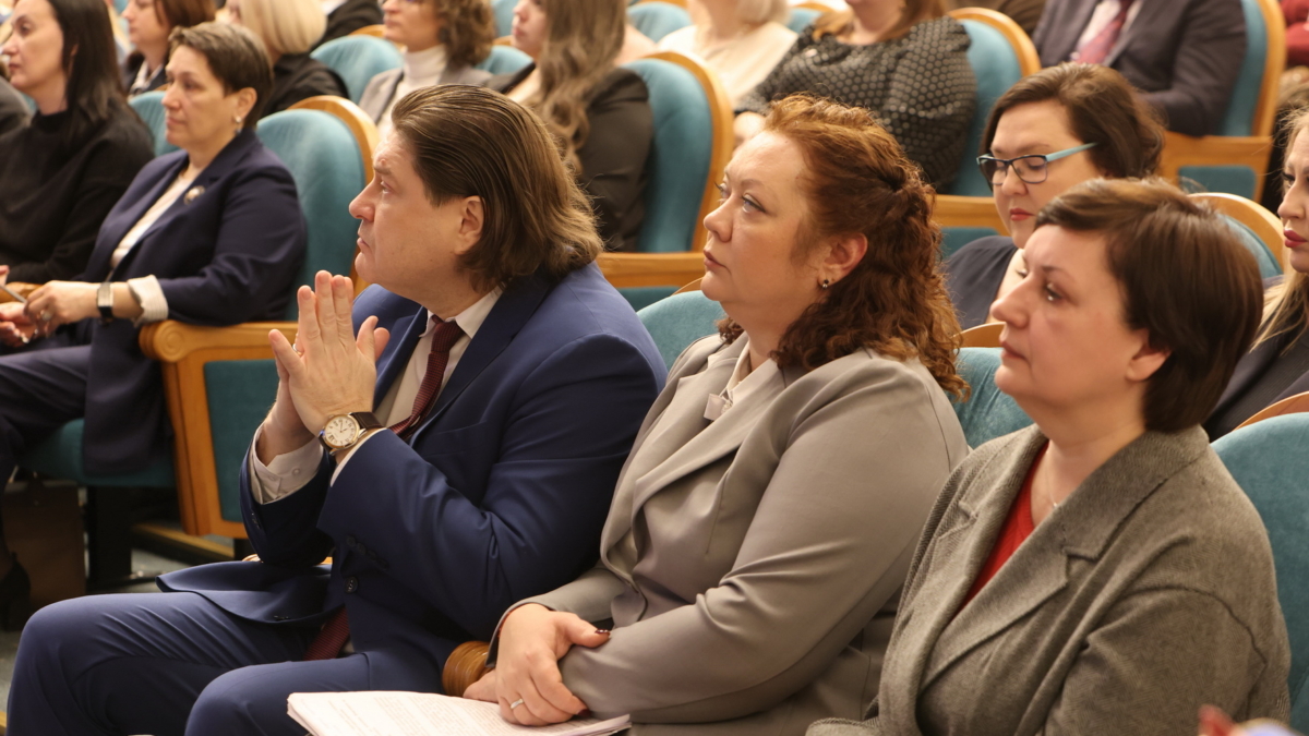 Владимир Мазур поручил сделать меры поддержки семей с детьми доступнее