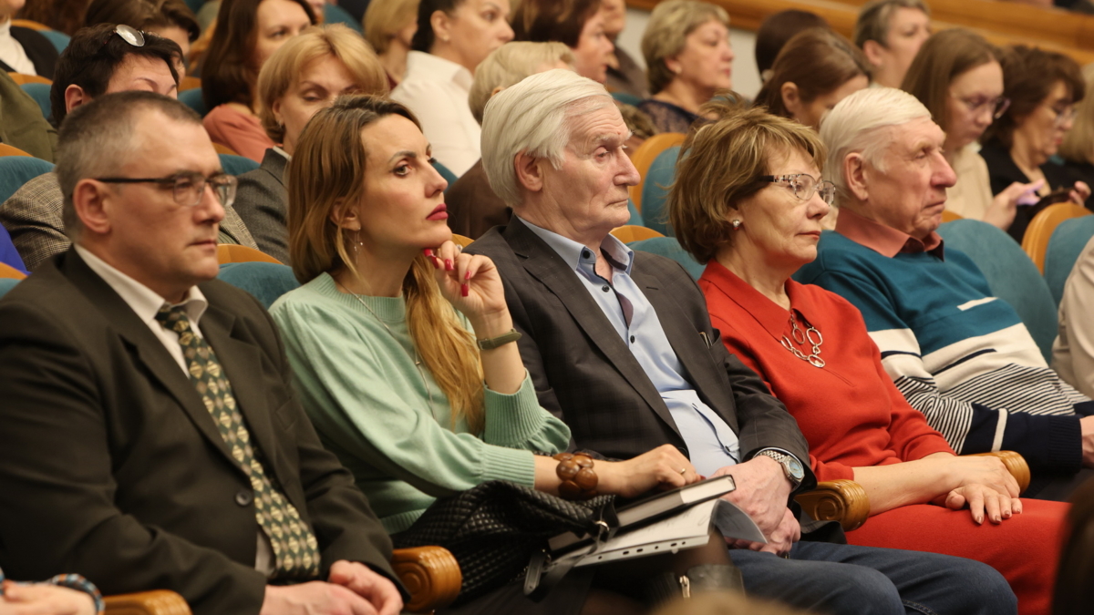 Владимир Мазур поручил сделать меры поддержки семей с детьми доступнее