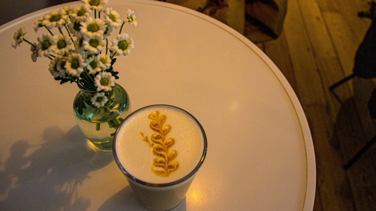 Стоит копейки и служит годами: спасет ваш стол от пятен и царапин — точно не скатерть и не клеёнка ИА SM-News