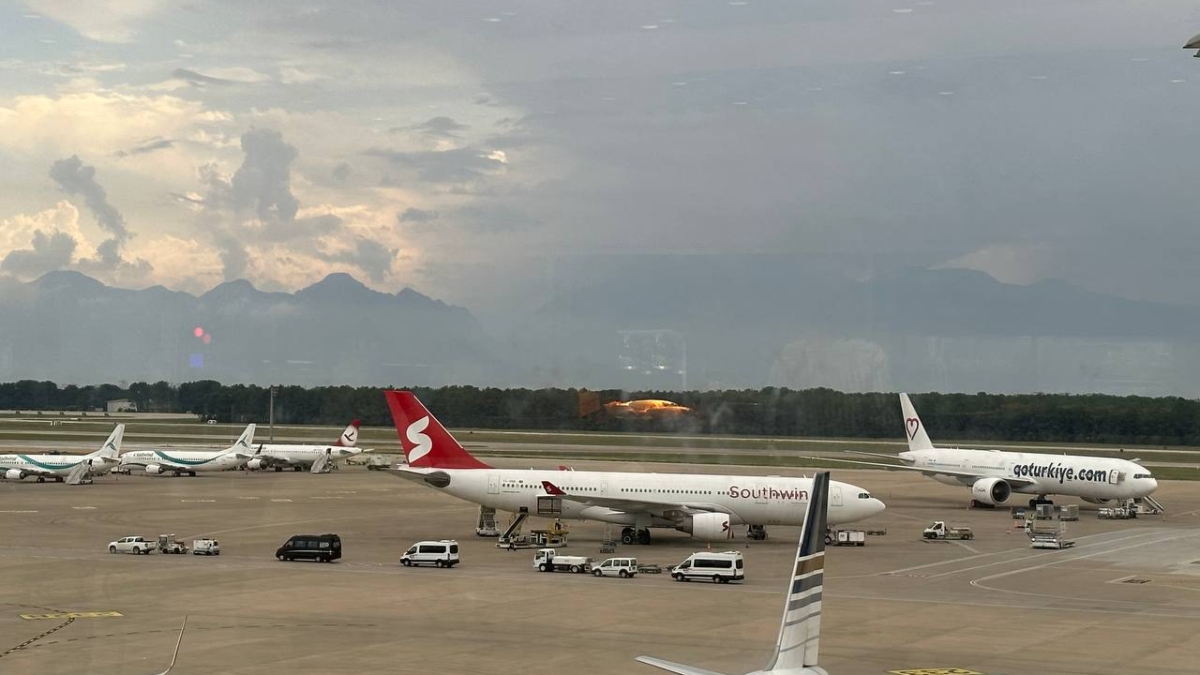 Эксперт: Крупнейшие авиакомпании отменяют все больше рейсов из-за иранского кризиса, вызвавшего дефицит керосина редакции/ международный аэропорт Анталья