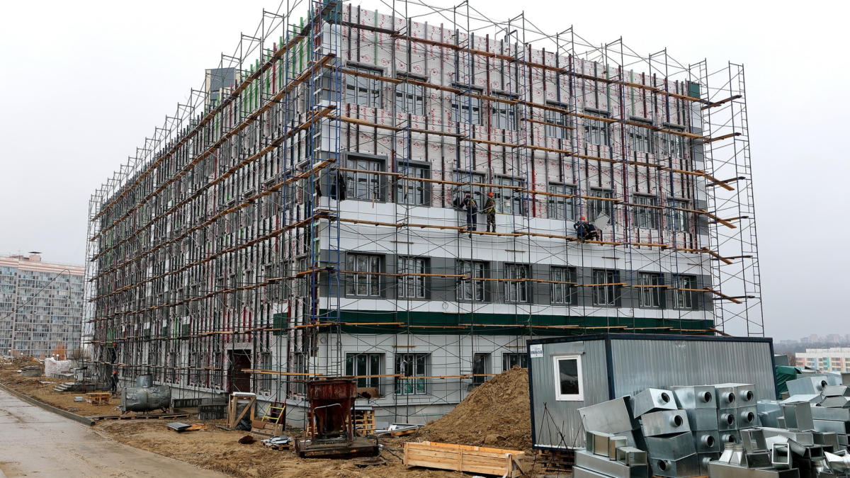 Томский губернатор проверил ход строительства поликлиники в Зелёных Горках