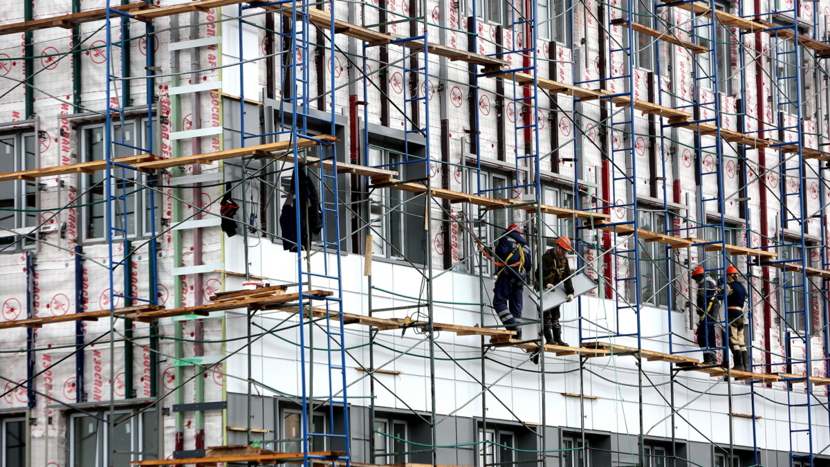 Томский губернатор проверил ход строительства поликлиники в Зелёных Горках