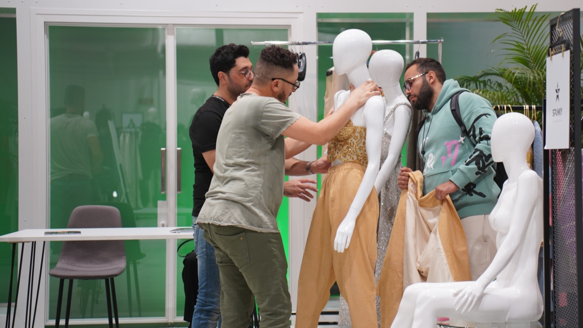 Вы всё ещё выбираете между платьем и брюками? Надевайте всё сразу — гид по модному дуэту 2026 ИА SM-News