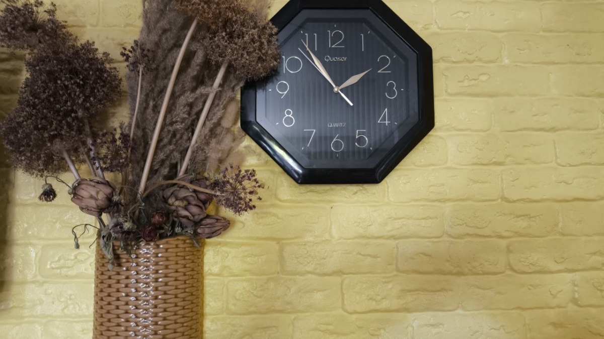 Часы на стене отвлекают или раздражают? Узнайте, как их перевесить — идеальные параметры ИА SM-News