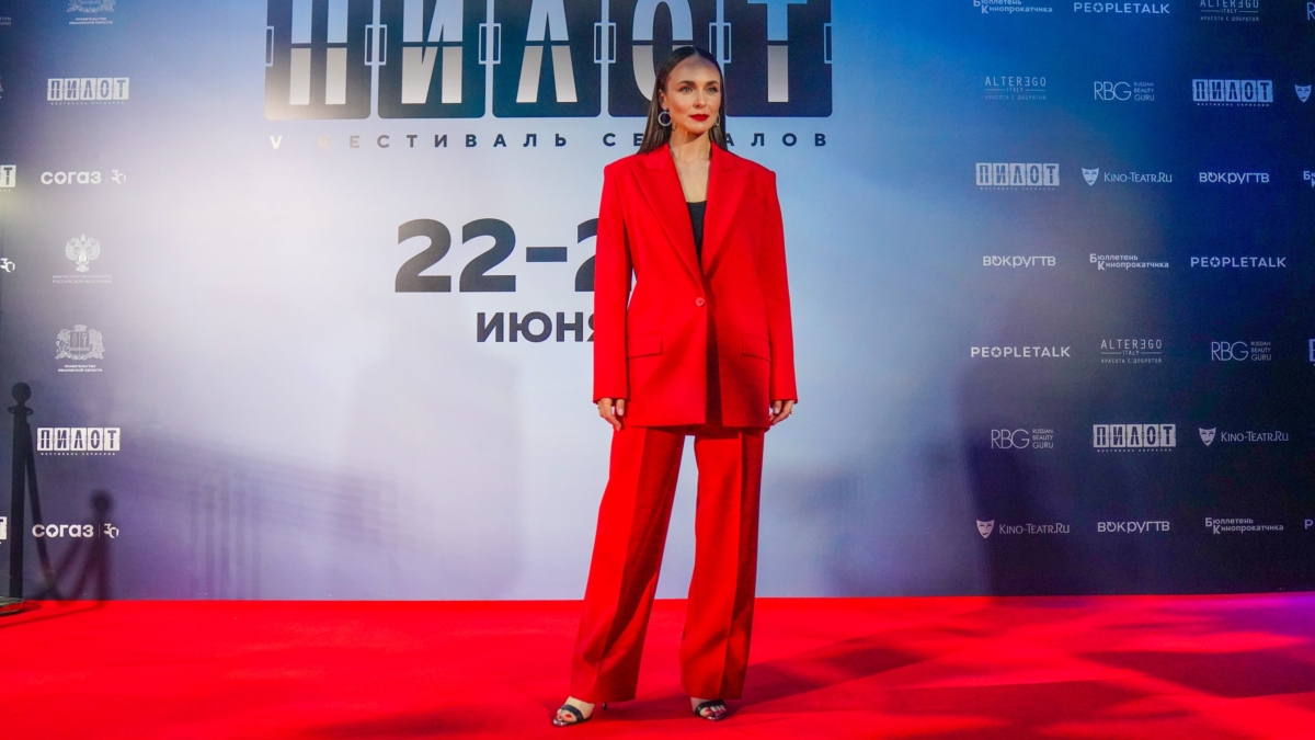 Бежевый больше не в тренде: 6 сочных оттенков на подиумах и улице — томатный красный и не только Светлана Мулыкина