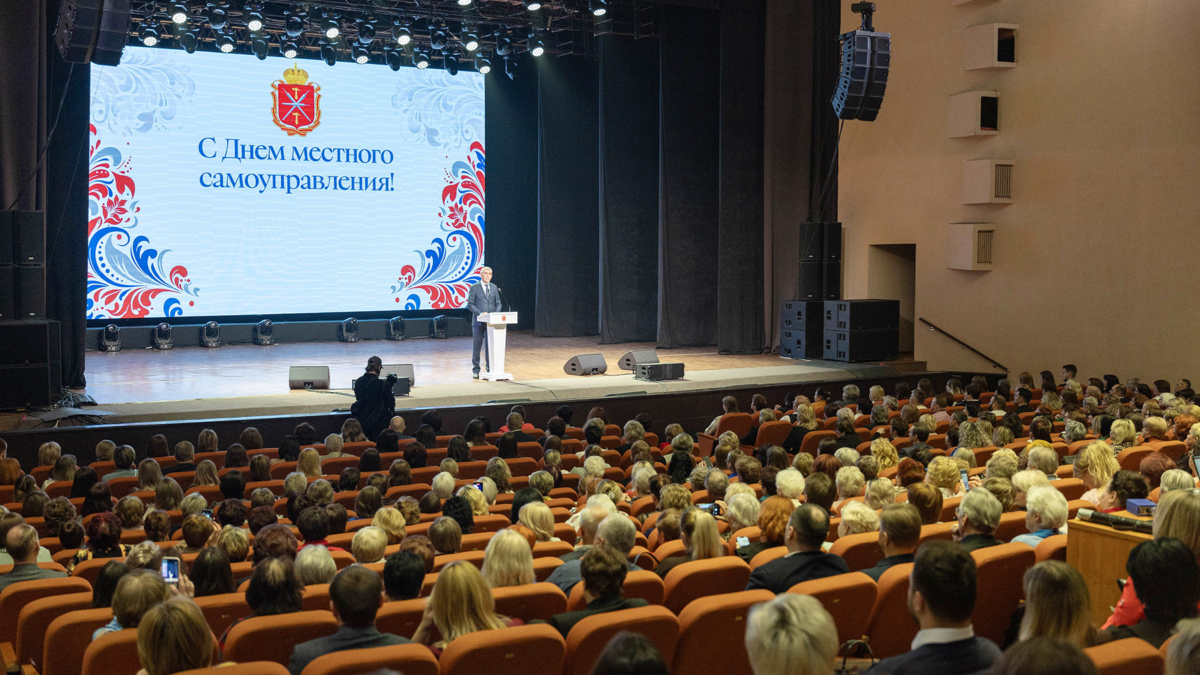 Миляев продиктовал общественникам номер телефона и разрешил звонить для решения проблем