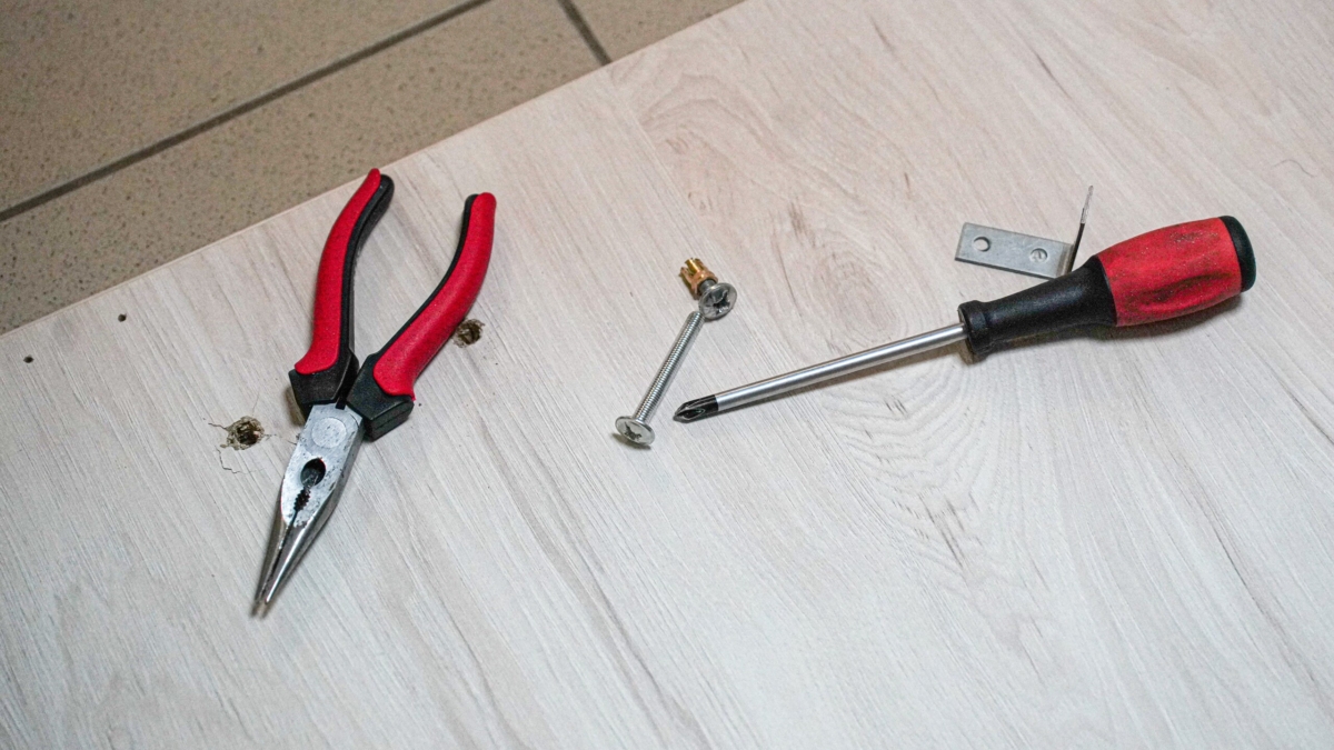 Выбрасывал батарейки зря: простой способ превратить их в полезный инструмент — гениальная идея ИА SM-News