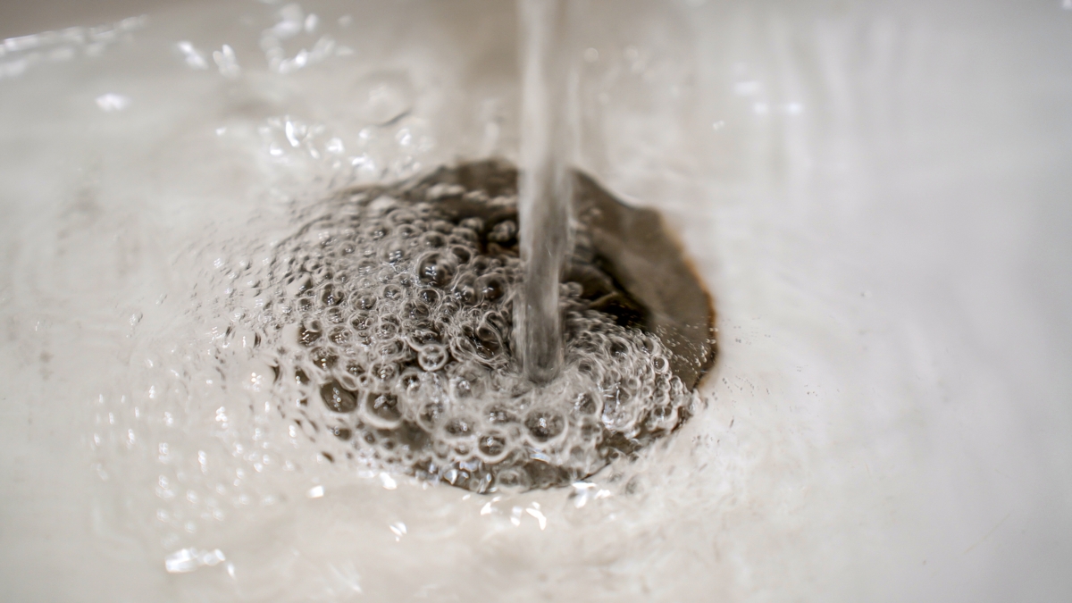 Летний душ, который не стыдно показать гостям: 3 бюджетных дизайн-проекта для открытой гигиенической зоны Тульская пресса