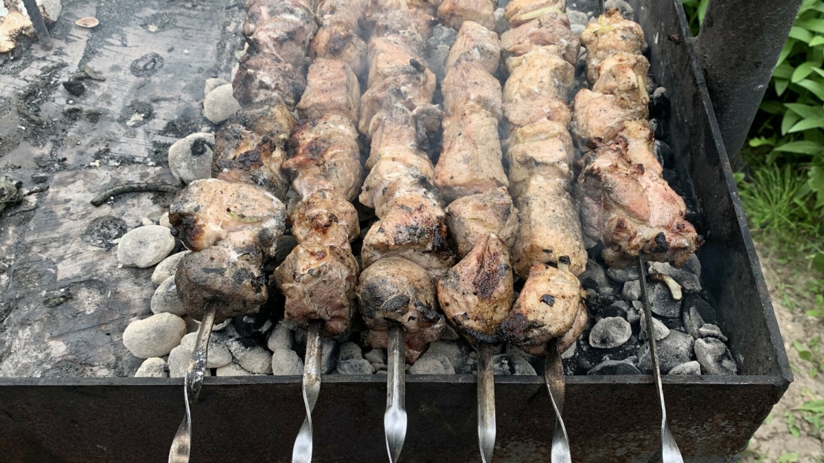 Сегодня первомай, а мясо ещё не куплено? Не берите готовый шашлык в жидкости — вот почему ИА SM-News