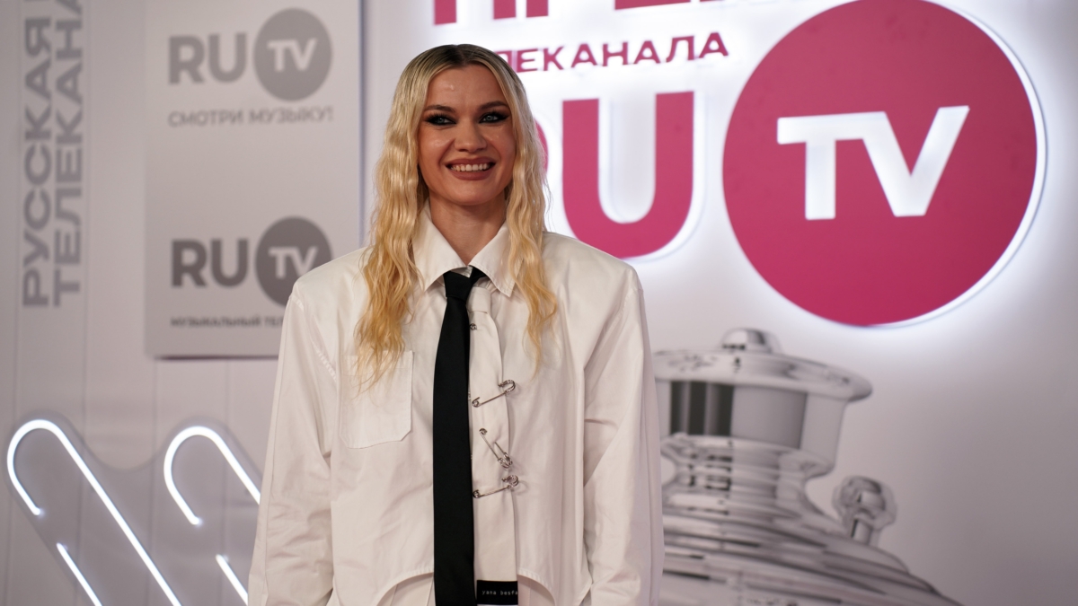 Белая рубашка спасет в жару: 3 фасона, которые делают образ визуально дороже и моложавее