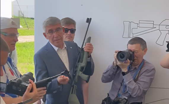 Миляев пострелял из Калашникова и запустил беспилотный вертолет Миляев пострелял из Калашникова и запустил беспилотный вертолет