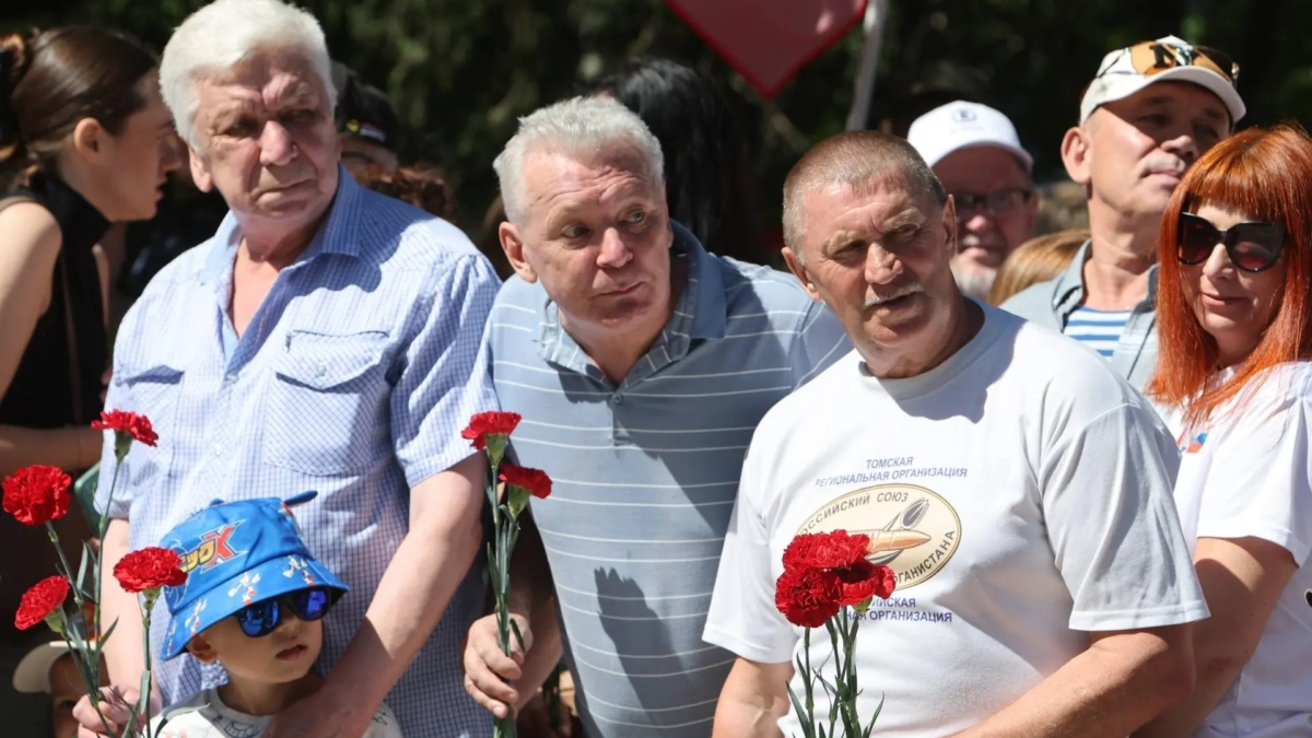 Томский губернатор в День ветеранов боевых действий почтил память павших за Родину