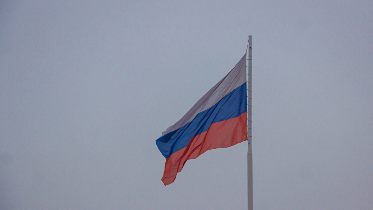 Коврик с триколором стал причиной выдворения мигрантки из России: как нельзя поступать с флагом РФ ИА SM-News