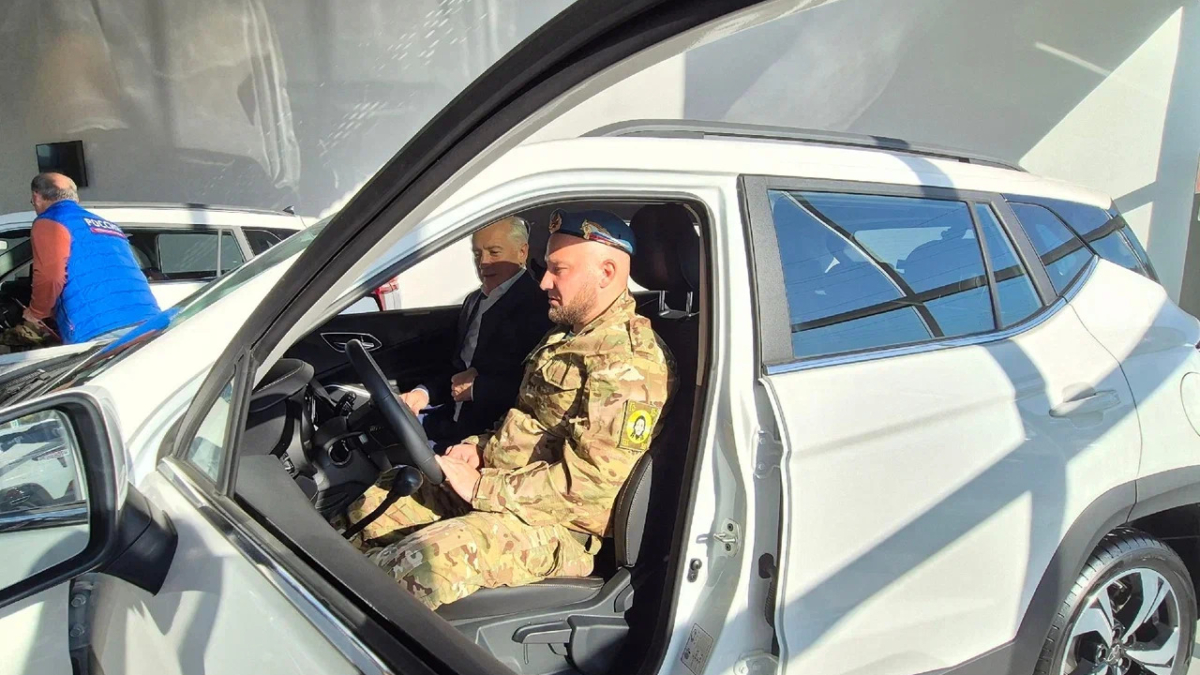 Томские ветераны СВО получили автомобили с ручным управлением