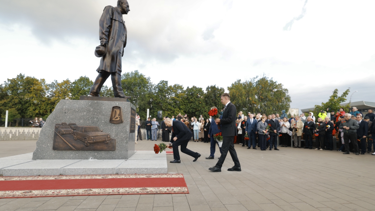 В присутствии губернатора Вячеслава Федорищева в Тольятти открыли памятник первому гендиректору АВТОВАЗа